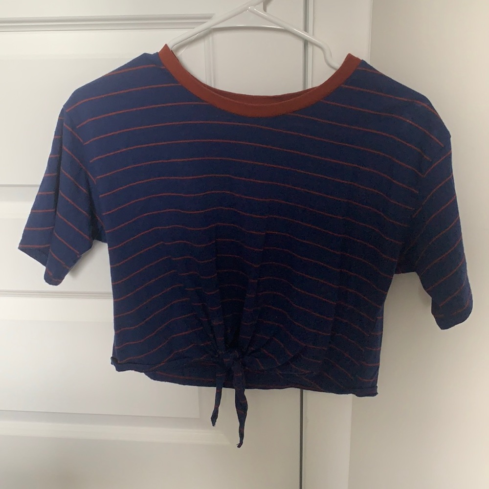 Cropped T-shirt with knot at bottom